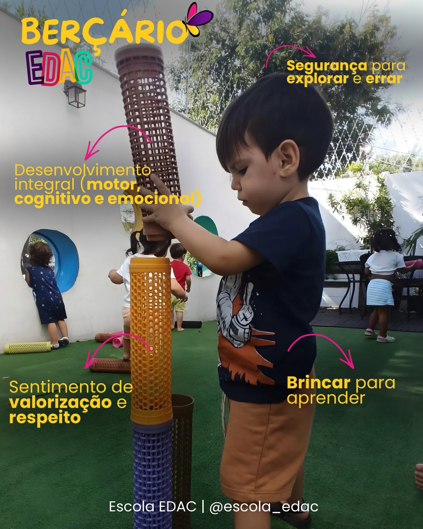 Criança explorando brinquedos de empilhar no berçário EDAC