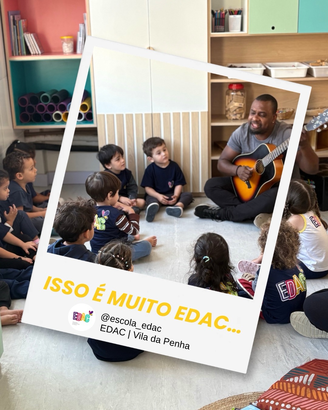Musicalização na EDAC: crianças reunidas com o educador e seu violão